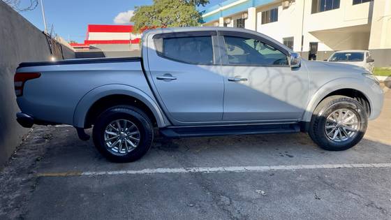 MITSUBISHI L200 TRITON 2.4 16V TURBO DIESEL SPORT HPE-S CD 4P 4X4 AUTOMÁTICO MITSUBISHI L200 TRITON 2.4 16V TURBO DIESEL SPORT HPE-S CD 4P 4X4 AUTOMÁTICO